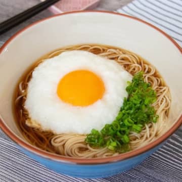 【そうめん余ってたらこうやって食べて】「いつもの100倍うまい！」「もはや買い足したい」月見そうめんレシピ