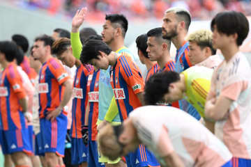 最下位クラブの試合後…サポーターと“話し合い”　必死の訴えに反響「涙が出ました」