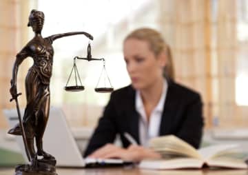 「裁判官」vs「検察官」vs「弁護士」！平均年収がもっとも高いのはどれ？