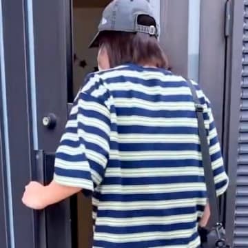 １ヶ月ぶりに入院から帰宅したママ→いつもは塩対応な大型犬が、玄関で…感動が止まらない『涙のおかえりなさい』に反響「泣いた」「素敵な家族」