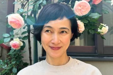 木梨憲武＆安田成美、バス車内で“ラブラブ”　ネット羨望「理想のカップル」「可愛い」