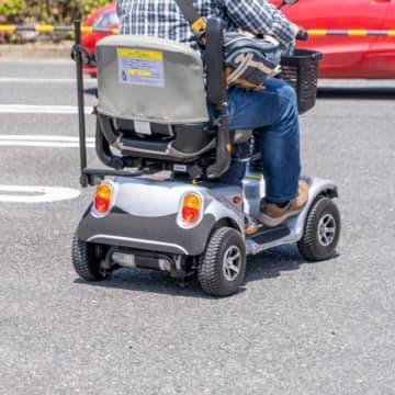 歩行の困りごとはシニアカーで解決…自治体によっては補助金あり【親を要介護にさせたくない】