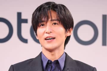 目黒蓮　高級ブランドショーのためミラノへ！カバンにつけた“餃子チャーム”のお値段