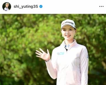 かわいさアルバトロス...美女ゴルファー3人でパシャリ　セキ・ユウティン、麗しきピンクの花柄チャイナドレスで