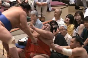まん丸巨漢力士が土俵下へ転落寸前… 上から下から支える連携プレーの“救出劇”にファンほっこり「優しい世界だった」【大相撲】