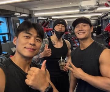 BTS ジョングク、たくましい腕の筋肉に釘付け…メンバーとLAでトレーニングも