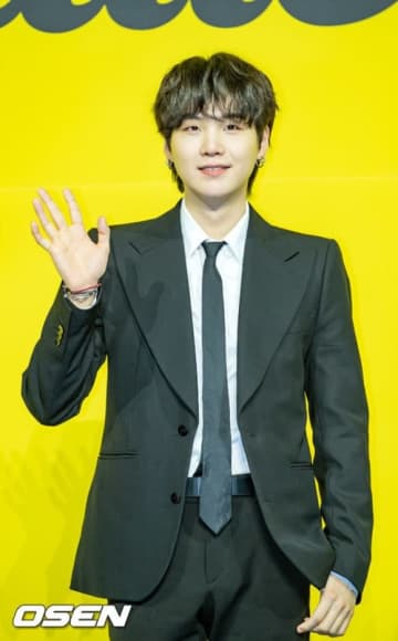 BTSのSUGA、2年ぶりのSNS更新！撮影現場でギターを演奏…オフショットが話題