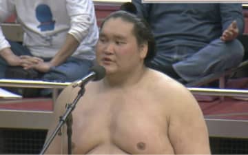 「めっちゃ痩せた」大相撲中継に登場した大横綱の“現在の姿”にファン騒然「こんなに変わるんだ」「何キロ痩せたん？」