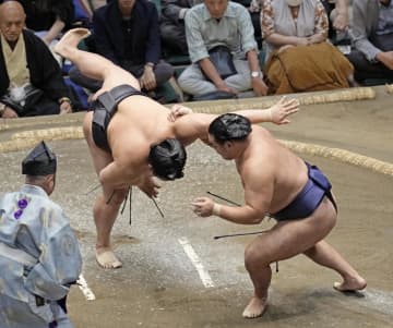 豊昇龍10連勝、大の里1差追走　大相撲秋場所10日目