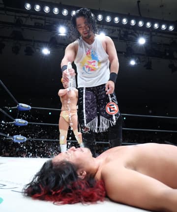 【ノア】高橋ヒロム　ＥｉｔａにＫＯされ屈辱の〝水かけ挑発〟「最悪の痛さだよ」
