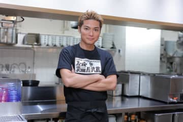 スーパー麺×麺屋武蔵のコラボイベント、EXILE SHOKICHIが厨房に降臨！つけ麺をファンに手渡しで喝采