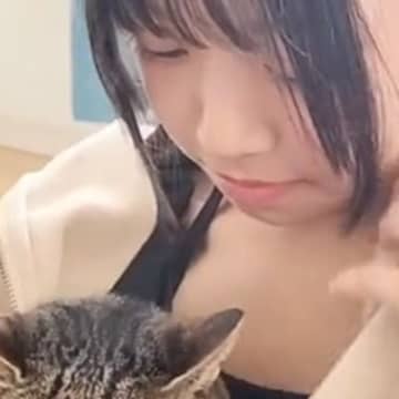 だいすきな妹と離れたくなくて……猫がとった『まさかの行動』が尊すぎると反響「愛だろ、愛」「幸せそうな様子に癒された」と笑顔になる人が続出
