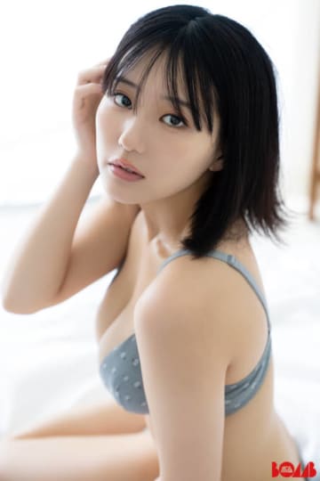 田中美久、ふっくら美谷間が眩しい水着SHOT披露！表紙を務める「BOMB Premium」が異例の増刷