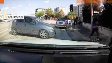 信号待ちの学生の前に車が猛突進…壁に激突　間一髪で学生無傷　運転手は軽傷　ハンドルの誤操作か　トルコ