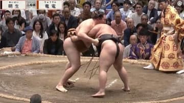 「すごい表情やな」大相撲中継、砂かぶり席に“あの世界の落語家”が……カメラが捉えた意外すぎる観戦姿に反響
