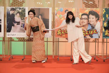 『あんぱん』今田美桜から『ばけばけ』髙石あかりへ朝ドラバトンタッチ　プレゼント交換も
