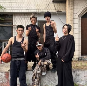 “パク・ジェボムがプロデュース”新人アイドルグループLNGSHOT、中指を立てた写真が議論に…一部から批判の声も