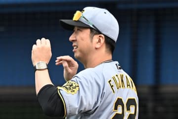 【阪神】藤川監督が走塁妨害の判定に抗議　犠打処理の捕手・坂本が打者と接触