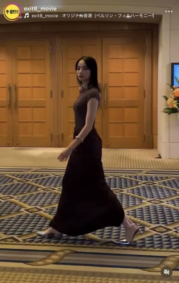 小松菜奈、映画『8番出口』での衣装で凛としたウォーキング姿を披露「軸が全くブレない」「歩き方まで美しいなんて完璧すぎる」と称賛の声が寄せられる
