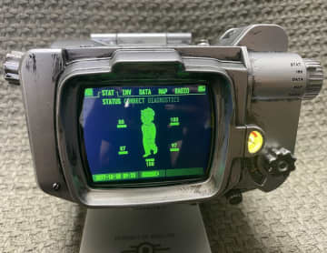 「フォールアウト」ドラマ版「Pip-Boy レプリカ」レビュー 外観/アニメーション徹底再現で飾っても着けて遊んでも楽しい！ 現実ラジオも聴ける