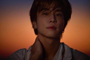 岩田剛典 王子様感あふれる白い学ラン風コーデを披露！夕日バックの絶景ショットに「素敵すぎるぅ～♡」「絵になる」
