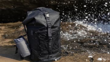 シマノから“釣り専用設計”のバッグパックが登場。大手メーカーがこだわり尽くした高機能防水バックの性能とは？