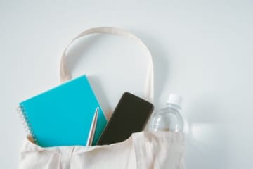 「囚人みたいな扱い」退勤時にポケットの裏地まで…ドラッグストアの厳しすぎる荷物検査にウンザリした女性