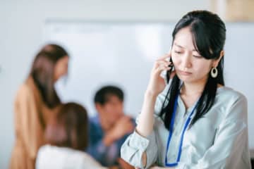 1日4時間かかる業務が5分に！ 画期的なアイデアを部長と新人が横取り →  発案者の女性は怒りの退職