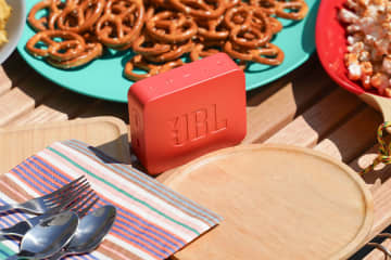 JBL、USB-C充電になった4510円の小型Bluetoothスピーカー「JBL Go Essential 2」