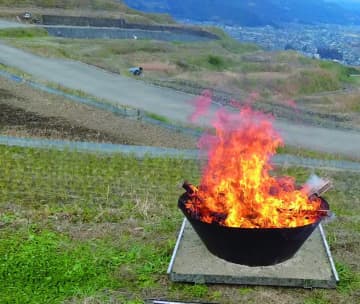 竹や剪定枝が簡単にバイオ炭にできるモキ製作所の「無煙炭化器」。地面を焼かない「NO焼き台」とセットで使うのが◎