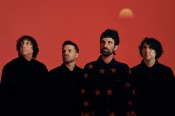 カサビアン、新曲「Hippie Sunshine」はギターが炸裂する歓喜の曲