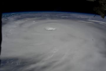 猛烈な台風が中国に接近、香港や広東省で厳戒　宇宙からも見えた巨大な渦巻き