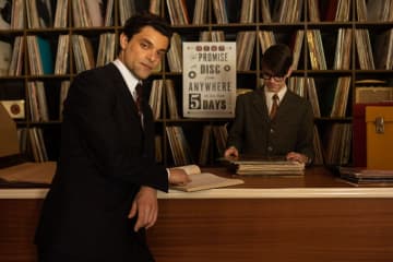 無名時代のビートルズのライブに衝撃　世界一へと導く運命の出会い　「ブライアン・エプスタイン」本編映像