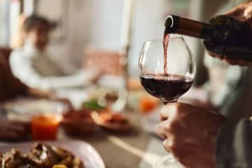 飲酒は量に関係なく認知症のリスク高める可能性　新研究