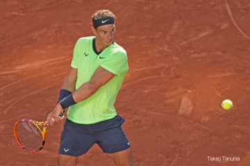 ナダルが全仏で元気に初練習、見事なヒールリフトも披露