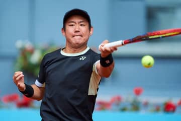 西岡良仁、2時間超の熱戦も世界35位オジェ・アリアシムに逆転負けを喫し初戦敗退[マドリード・オープン]