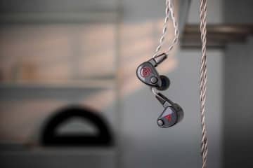 Astell&Kern×64 Audioのプレミアムイヤフォン「XIO」。ステンレス筐体に10ドライバー