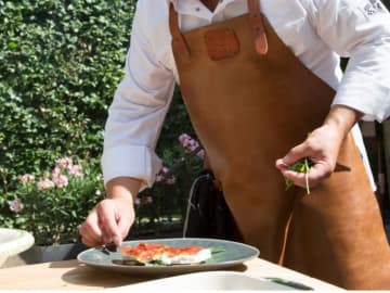 男性にエプロンをプレゼント｜料理男子やDIYなど趣味を楽しむメンズにオススメ9選