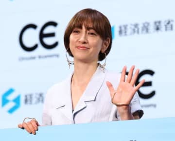 滝川クリステルが夫・進次郎出馬の日に環境イベント登壇…偶然か、絶妙のタイミングか？