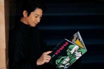 俳優・向井理さんインタビュー「幼いころのサッカーで身につけた、全体を俯瞰で見る力が、今の演技に活きています」