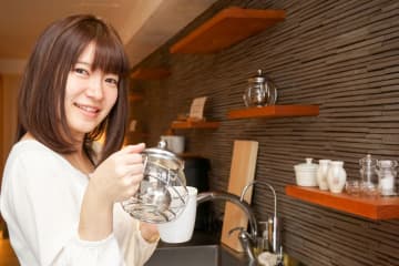 スタバで半分飲んだ「コーヒー」をこぼしたら、店員さんが新しいものに交換してくれた！ お店からすると「損」だと思うけど、実はそれ以上のメリットがあるの？ コストも含め解説
