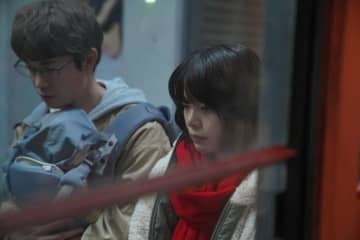 岸井ゆきの＆宮沢氷魚　警察で事情聴取を受ける姿も　喜びや悲しみが凝縮　「佐藤さんと佐藤さん」場面写真