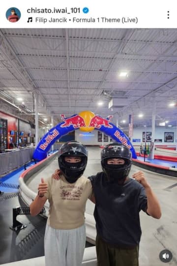 岩井千怜が姉・明愛とレーシングカートに挑戦！ 2人のヘルメット姿に「目だけ見ても、どっちなのかわかる」