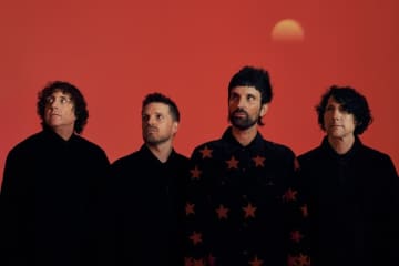 カサビアン、ニュー・アルバム『Act III』を2026年春に発表 新曲「ヒッピー・サンシャイン」を公開