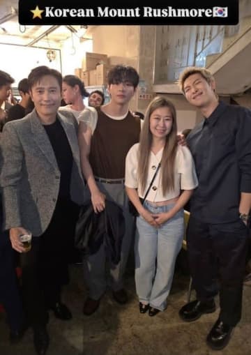 BTSのV＆RM＆イ・ビョンホンが一堂に！Netflix人気アニメ監督、豪華スターとの記念ショットを公開