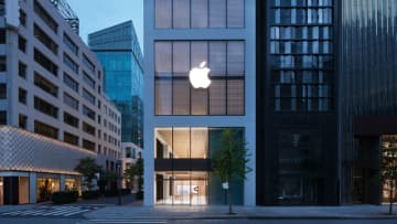 Apple銀座の改装オープンでティム・クックCEO来日。アイドルのNumber_iとコラボも