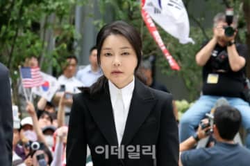 金建希夫人の裁判、きょうから始まる…ソウル地裁が法廷での撮影を許可＝韓国報道