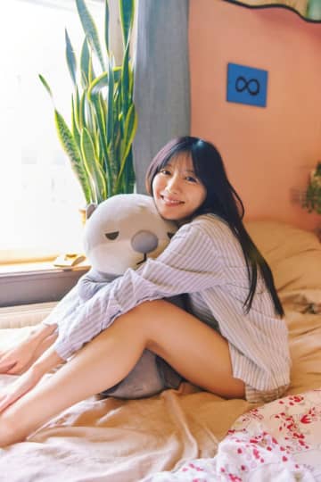 日向坂46・河田陽菜、パジャマから美脚すらり　2nd写真集先行カット解禁
