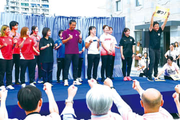 日本初開催！デフリンピック　埼玉から22人の選手が出場　川越で壮行会、選手にサインエール　ろう学園の生徒ら、和太鼓演奏で盛り上げ…参加者らは国際手話の体験、応援旗作製などでデフスポーツへの理解深める
