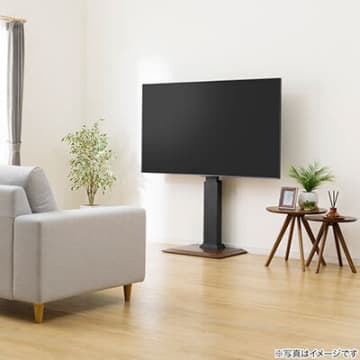 エディオンとニトリが開発した、キャスター付きで移動が楽な「TVスタンド」